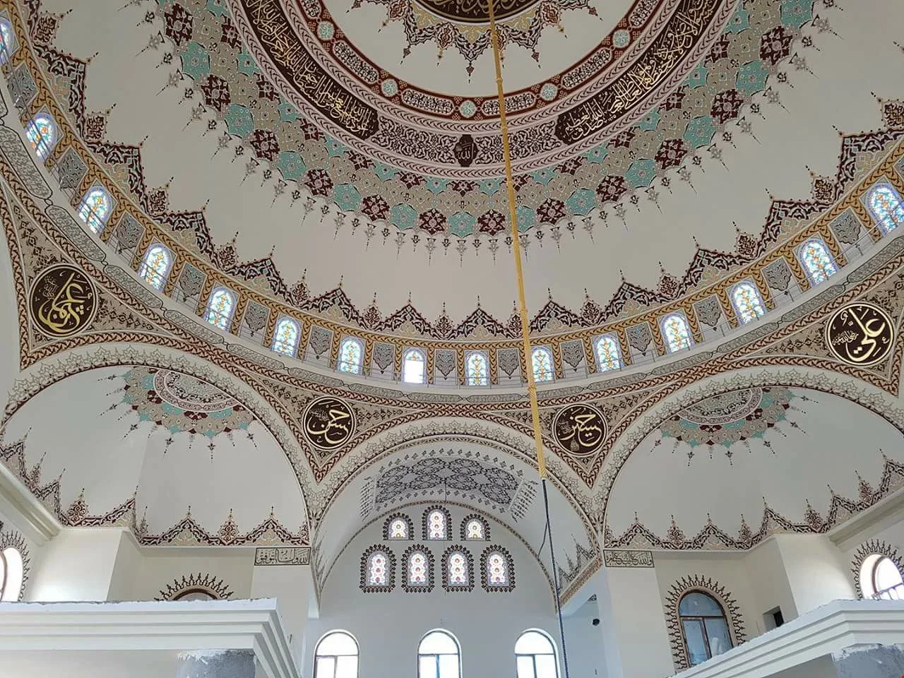 Cami iç mekânında vitray pencere uygulaması